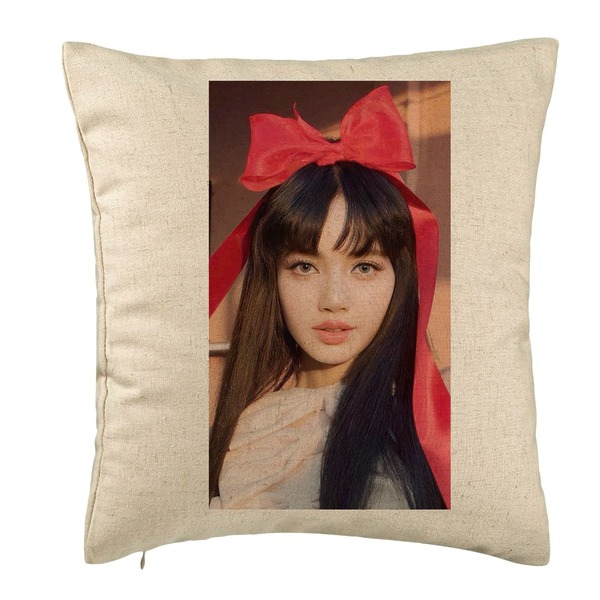 Perna Decorativa BlackPink Lisa 1, 40×40 cm, Bej, Husa Detasabila, Burduf 5 bsc0770