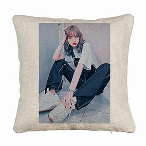 Perna Decorativa Canapea  BlackPink Lisa 3, 40×40 cm, Husa Detasabila, Burduf