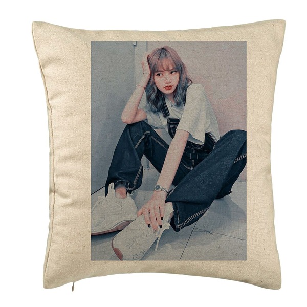 Perna Decorativa BlackPink Lisa 3, 40×40 cm, Bej, Husa Detasabila, Burduf 5 bsc0772