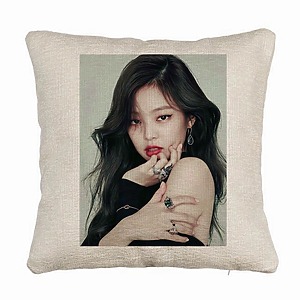 Perna Decorativa Canapea  BlackPink Jennie 1, 40×40 cm, Husa Detasabila, Burduf