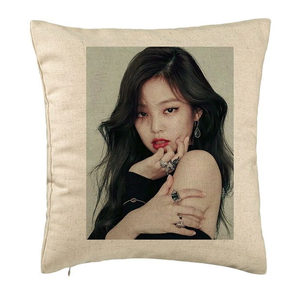 Perna Decorativa BlackPink Jennie 1, 40×40 cm, Bej, Husa Detasabila, Burduf 5 bsc0778