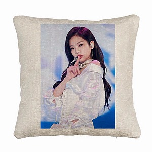 Perna Decorativa Canapea  BlackPink Jennie 2, 40×40 cm, Husa Detasabila, Burduf
