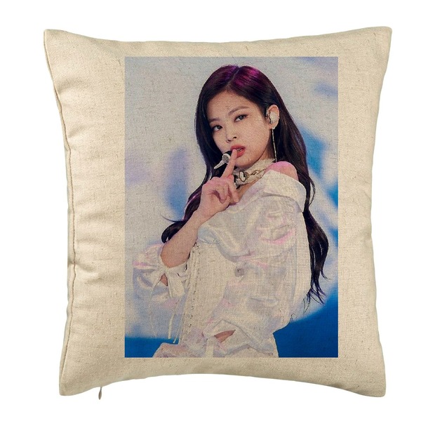 Perna Decorativa BlackPink Jennie 2, 40×40 cm, Bej, Husa Detasabila, Burduf 5 bsc0779