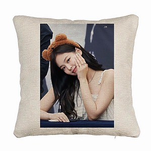 Perna Decorativa Canapea  BlackPink Jennie 3, 40×40 cm, Husa Detasabila, Burduf