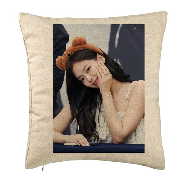 Perna Decorativa BlackPink Jennie 3, 40×40 cm, Bej, Husa Detasabila, Burduf 5 bsc0780