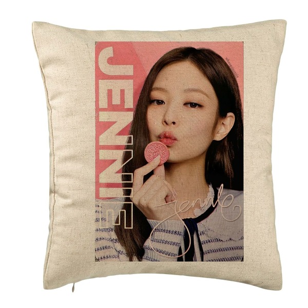 Perna Decorativa BlackPink Jennie 4, 40×40 cm, Bej, Husa Detasabila, Burduf 5 bsc0781