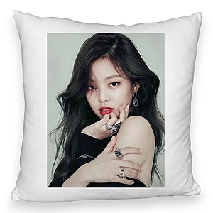 Perna Decorativa Fluffy BlackPink Jennie 1, 45×45 cm, Cu fermoar