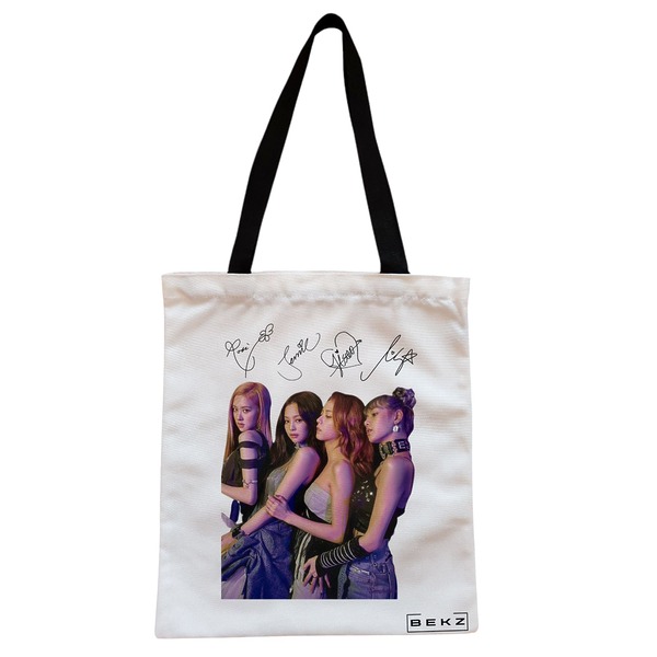 Geanta Canvas Tote pentru femei, model Blackpink 9 cu semnaturii, 38x34.5 cm, Alba, BEKZ® 1 Geanta Canvas Tote pentru femei model Blackpink 9 cu semnaturii 38x34.5 cm Alba BEKZ®